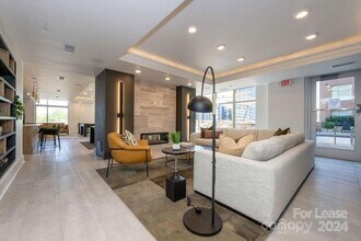 425 W Trade St, Unit 1FR in Charlotte, NC - Building Photo - Building Photo