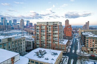 Phoenix on the River in Minneapolis, MN - Foto de edificio - Building Photo