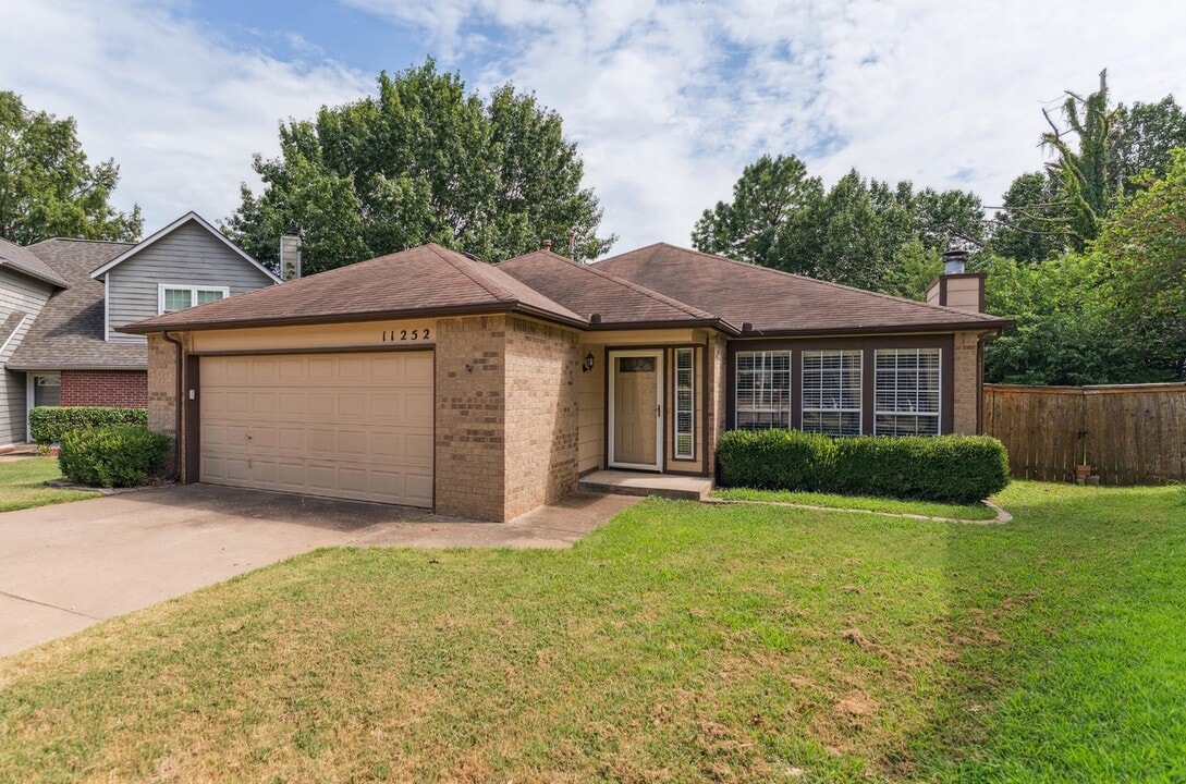 11252 Locust Cir in Jenks, OK - Building Photo