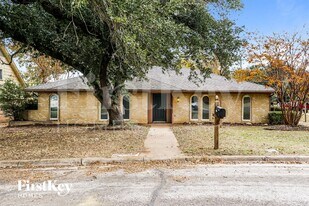 2012 Garden Oaks Dr in Arlington, TX - Building Photo
