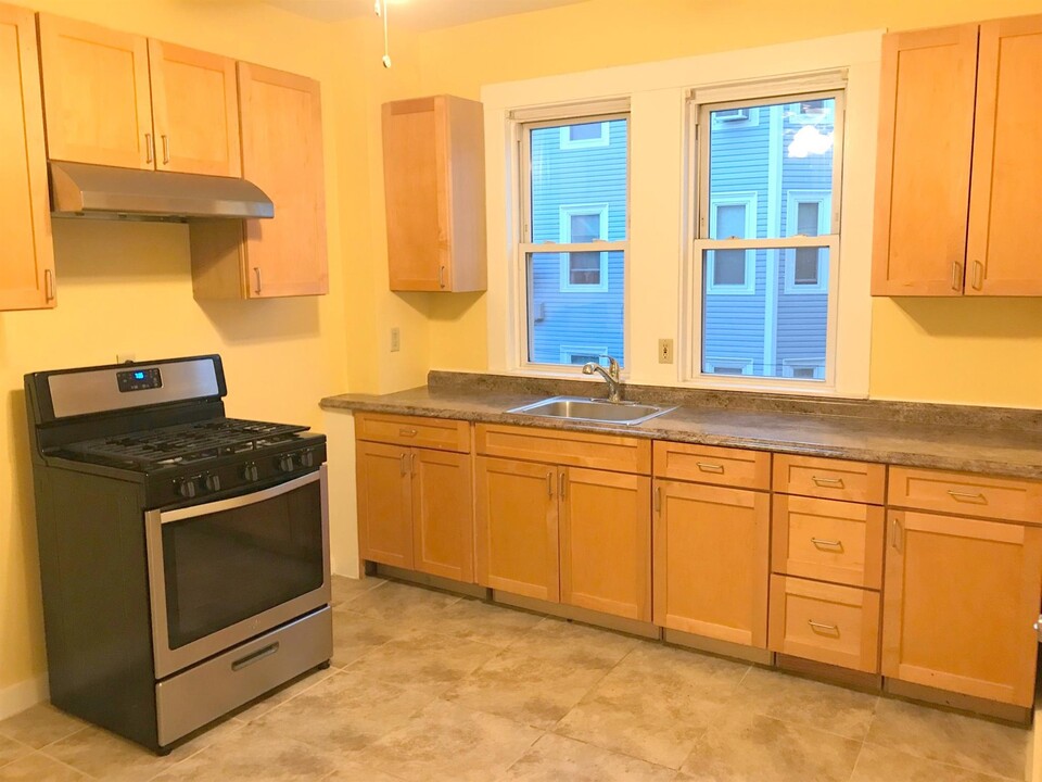 196 Sherman St, Unit 2 in Cambridge, MA - Building Photo