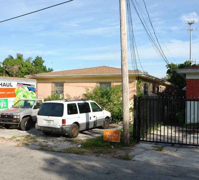 245-253 NE 58th St in Miami, FL - Building Photo - Building Photo