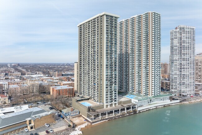 Malibu Condominiums in Chicago, IL - Building Photo - Building Photo