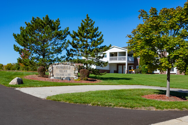 Stonefield Village in Mount Pleasant, WI - Foto de edificio - Building Photo