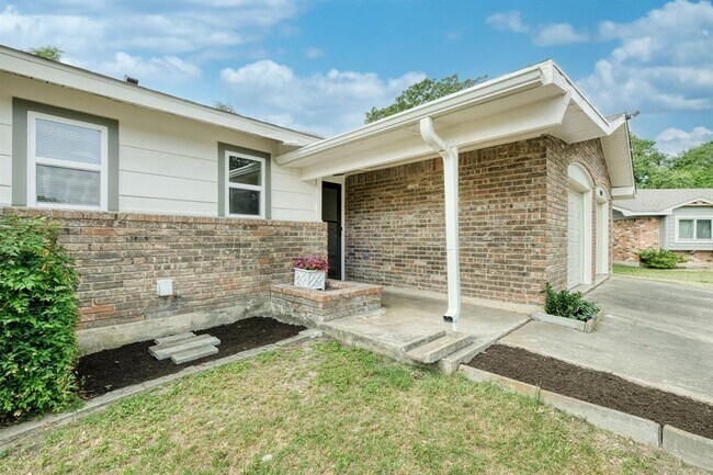 9001 Lodge Ct in Austin, TX - Building Photo - Building Photo