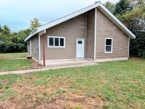 230 Langstraat Ln in Knoxville, IA - Building Photo - Building Photo