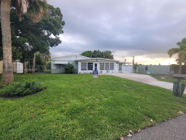 1624 NE Orion St in Jensen Beach, FL - Building Photo - Building Photo