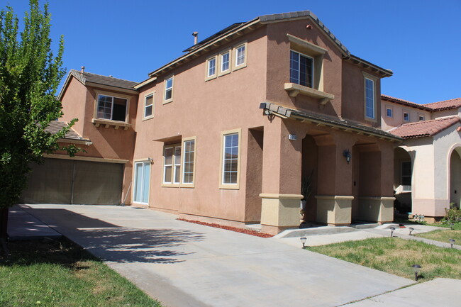 3690 Segovia Dr in Perris, CA - Foto de edificio - Building Photo