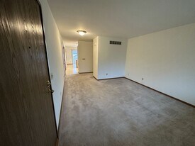 2051 Cliff Alex Ct S, Unit 3 in Waukesha, WI - Building Photo