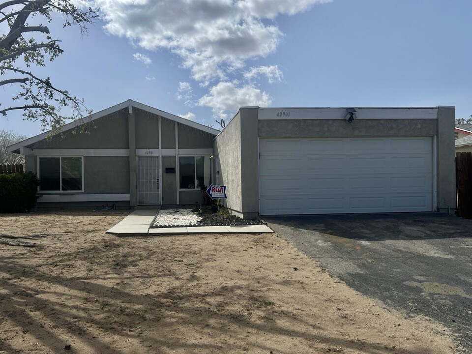 42901 Alexo Dr in Lancaster, CA - Foto de edificio