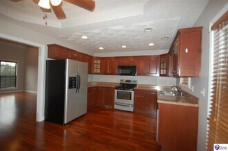 223 S Rushmore Dr in Vine Grove, KY - Building Photo - Building Photo