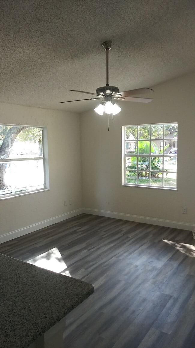 1340 18th Ave SW in Vero Beach, FL - Foto de edificio - Building Photo