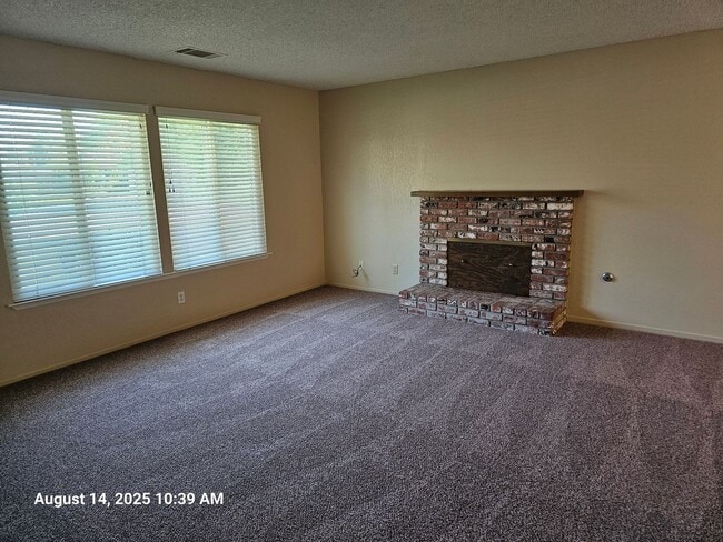 5145 W Feemster Ct in Visalia, CA - Foto de edificio - Building Photo