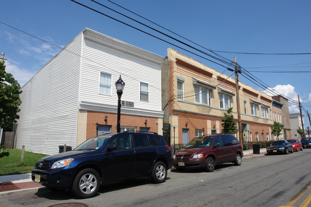 562-566 Roosevelt Ave in Carteret, NJ - Foto de edificio