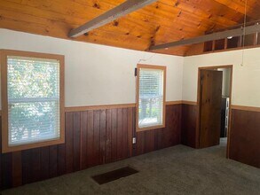 22662 Seeley Dr in Crestline, CA - Foto de edificio - Building Photo