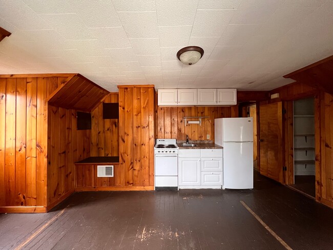 1428 Cass St, Unit B in Traverse City, MI - Building Photo - Building Photo
