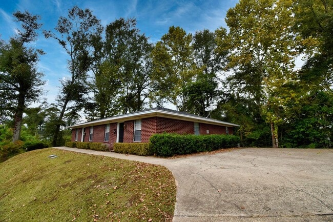 402 W Florida Ave in Ruston, LA - Foto de edificio - Building Photo