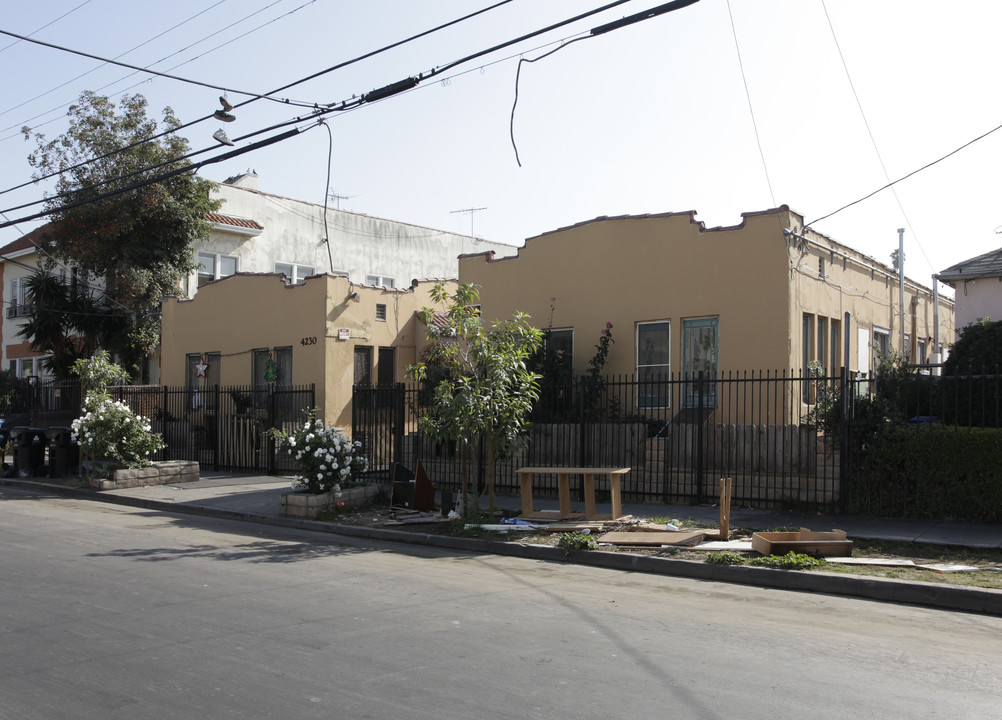 4230-4234 7/8 Burns Ave in Los Angeles, CA - Foto de edificio