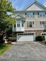 8 Green Ct in Middletown, NY - Building Photo