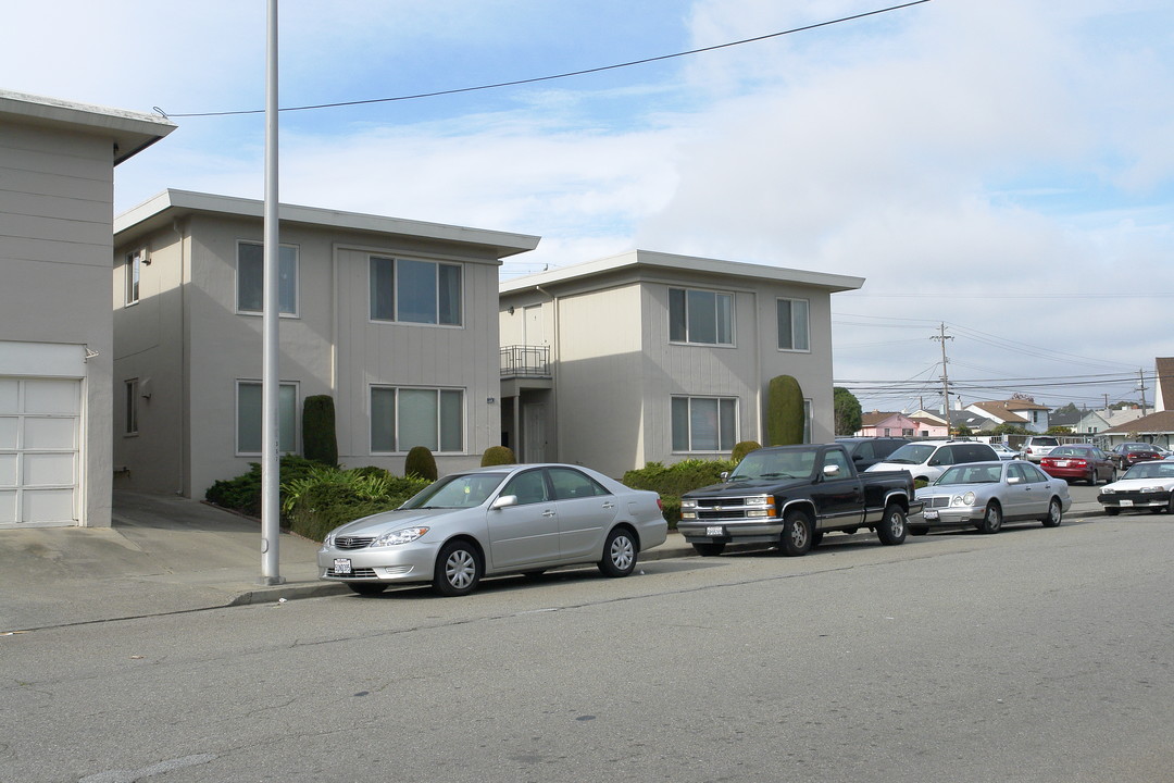 124 Southwood Dr in South San Francisco, CA - Building Photo