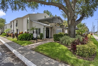 Sun Bay Palms at South Tampa in Tampa, FL - Building Photo - Building Photo
