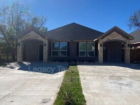 105 Sabine Ave in Cleburne, TX - Building Photo