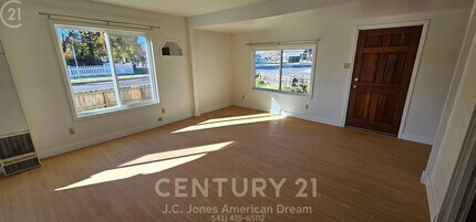 471 SW I St in Grants Pass, OR - Building Photo - Building Photo