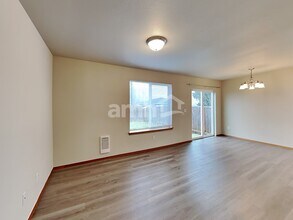 16617 53rd Ave Ct E in Tacoma, WA - Foto de edificio - Building Photo