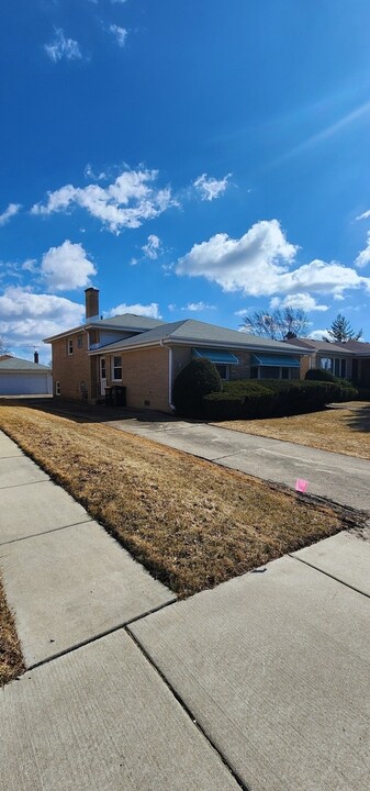 8847 N Ozanam Ave in Niles, IL - Building Photo