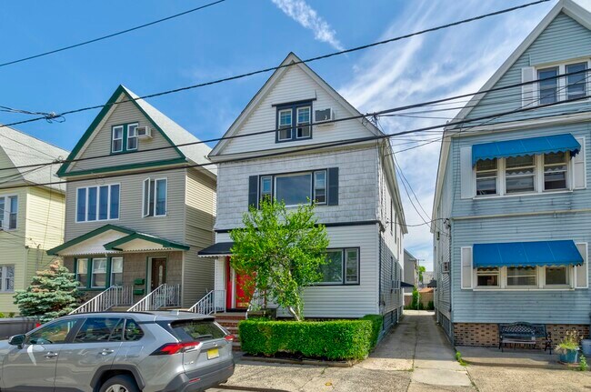 17 Newark Bay Ct-Unit -2 in Bayonne, NJ - Foto de edificio - Building Photo