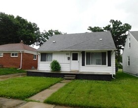 24234 Wilmot Ave in Eastpointe, MI - Building Photo - Building Photo