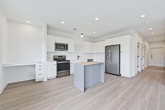 100 Mockingbird Ln W, Unit 301 in Austin, TX - Building Photo - Building Photo