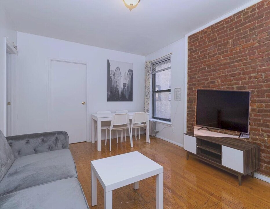 236e E 95th St in New York, NY - Building Photo