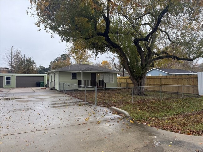 property at 5910 Woodview Dr