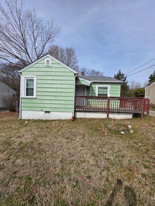 702 Cox Ave in Thomasville, NC - Building Photo