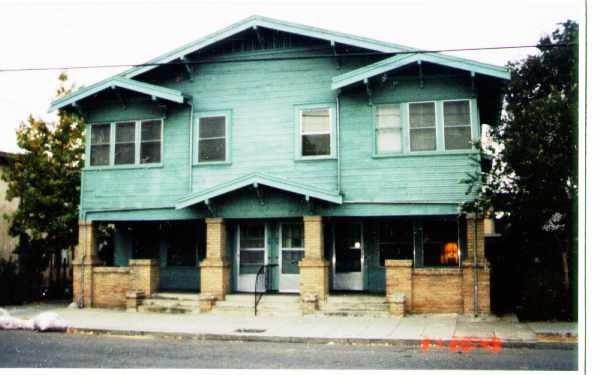 25-31 E Willow St in Stockton, CA - Building Photo