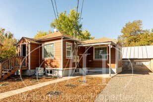 1011 Waverly St in Walla Walla, WA - Building Photo