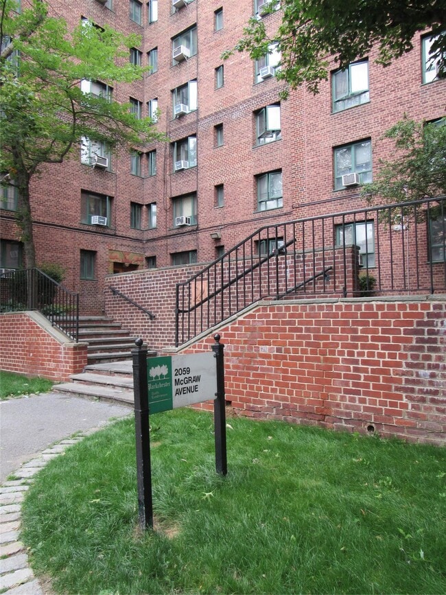 2059 McGraw Ave in Bronx, NY - Building Photo - Building Photo