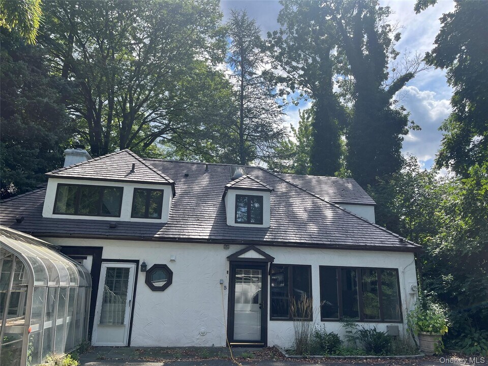 5 Beverly Rd in Port Washington, NY - Building Photo
