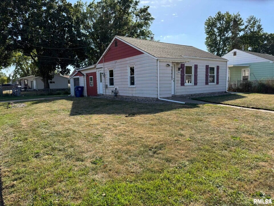 3803 Pearl Ave in Davenport, IA - Building Photo