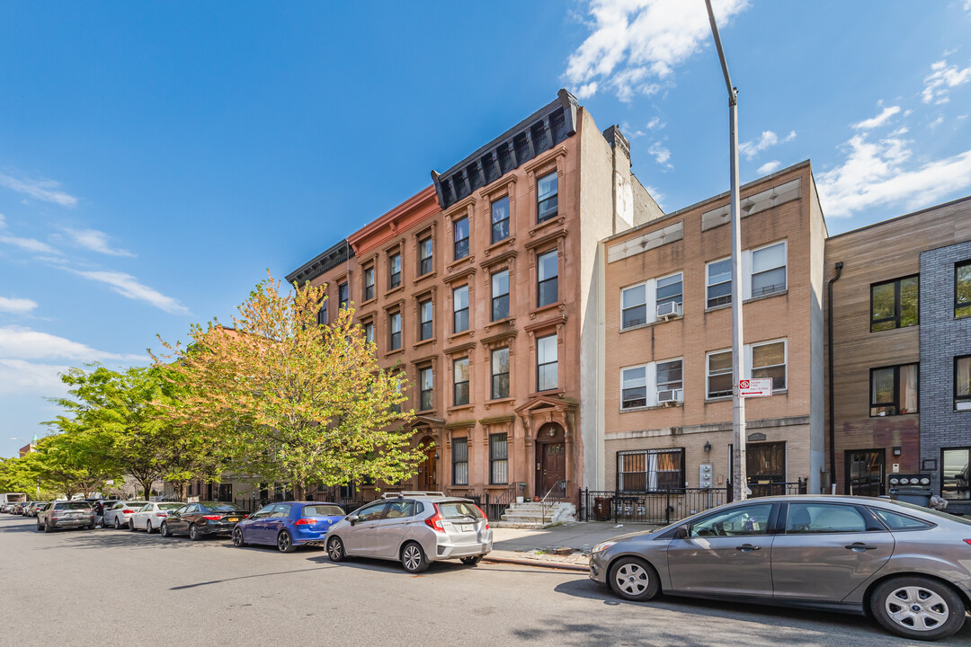 138 Jefferson Ave in Brooklyn, NY - Foto de edificio