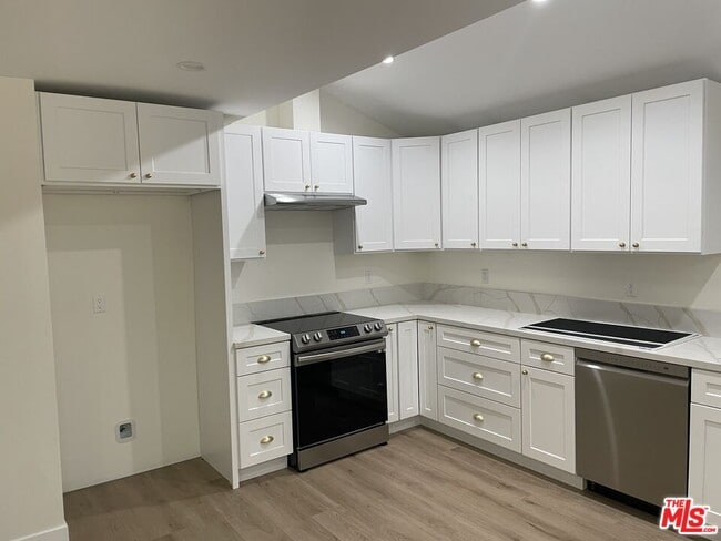 20750 Stagg St in Los Angeles, CA - Building Photo - Building Photo