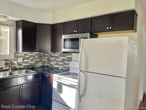 100 W Hickory Grove Rd in Bloomfield Township, MI - Building Photo - Building Photo