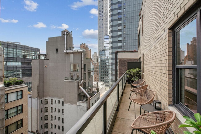 315 W 57th St in New York, NY - Foto de edificio - Building Photo