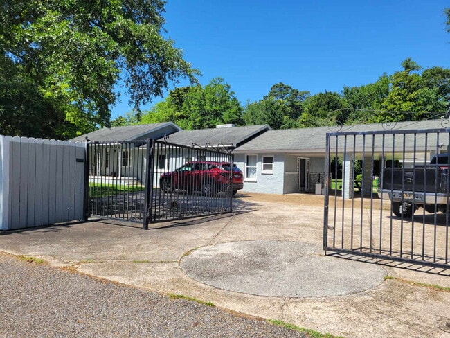 5809 Washington Ave in Ocean Springs, MS - Building Photo - Building Photo