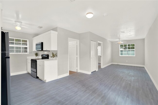 10410 NW 28th Ave in Miami, FL - Building Photo - Building Photo
