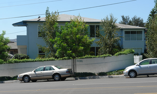 2200 Mira Vista Ave in Montrose, CA - Foto de edificio - Building Photo