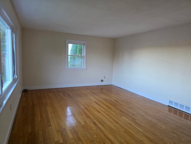 481 Bunker Hill Ave in Waterbury, CT - Building Photo - Building Photo