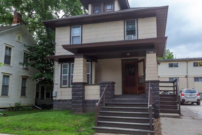 property at 509 E Davenport St