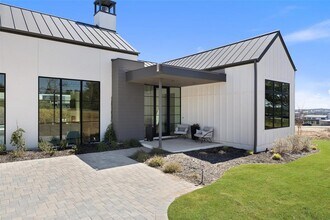 5805 Twin Peaks Trce in Austin, TX - Building Photo - Building Photo